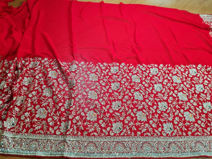 Sari indiano de seda vermelho com bordados dourados e detalhes com cores