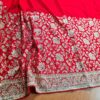 Sari indiano de seda vermelho com bordados dourados e detalhes com cores
