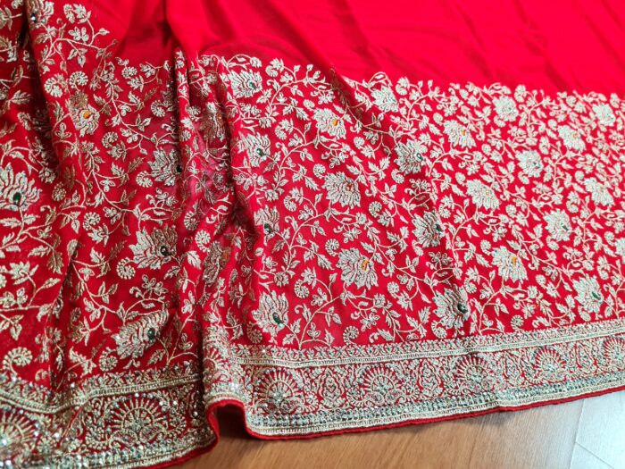 Sari indiano de seda vermelho com bordados dourados e detalhes com cores