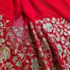 Sari indiano de seda vermelho com bordados dourados e detalhes com cores