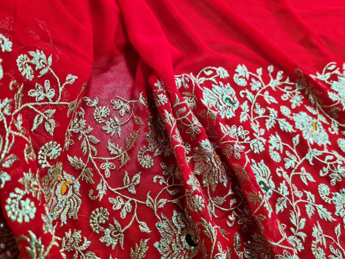Sari indiano de seda vermelho com bordados dourados e detalhes com cores