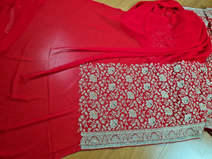 Sari indiano de seda vermelho com bordados dourados e detalhes com cores