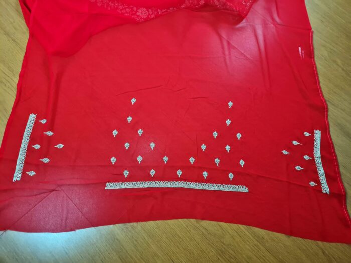 Sari indiano de seda vermelho com bordados dourados e detalhes com cores