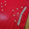 Sari indiano de seda vermelho com bordados dourados e detalhes com cores