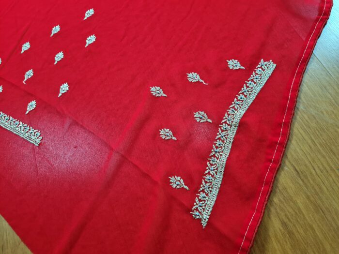 Sari indiano de seda vermelho com bordados dourados e detalhes com cores