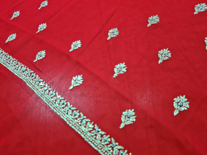 Sari indiano de seda vermelho com bordados dourados e detalhes com cores