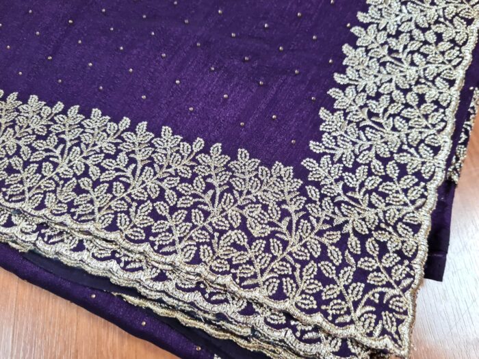 Saree indiano de seda mista roxo com bordado zari dourado