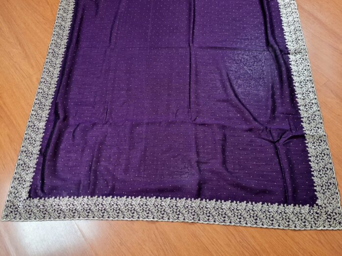 Saree indiano de seda mista roxo com bordado zari dourado