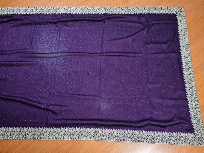 Saree indiano de seda mista roxo com bordado zari dourado