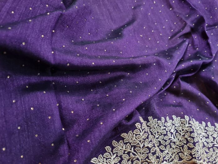 Saree indiano de seda mista roxo com bordado zari dourado