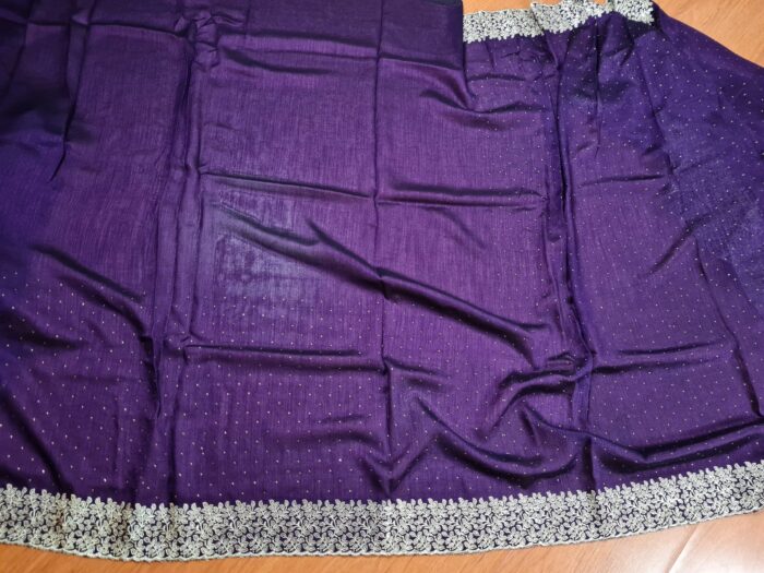 Saree indiano de seda mista roxo com bordado zari dourado