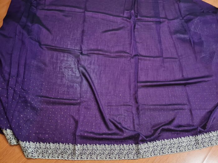 Saree indiano de seda mista roxo com bordado zari dourado