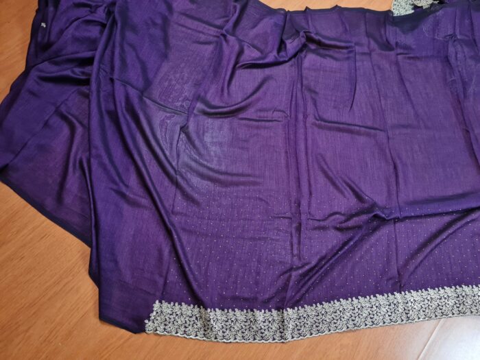Saree indiano de seda mista roxo com bordado zari dourado