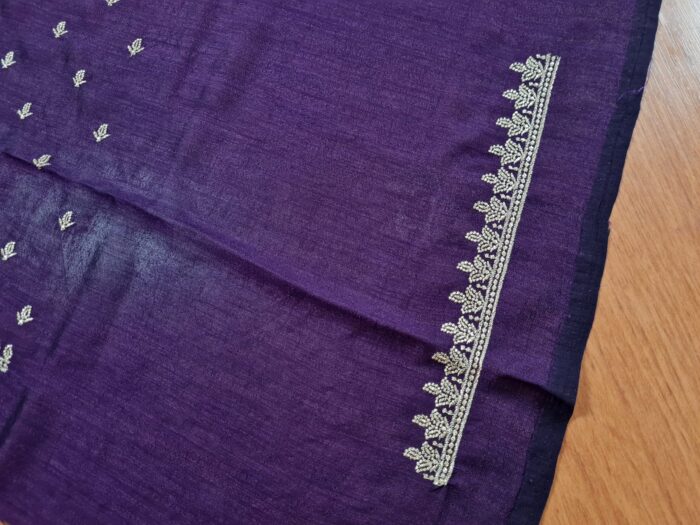 Saree indiano de seda mista roxo com bordado zari dourado