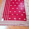 Sari indiano de seda vermelho fechado bordados dourados design floral e folhas