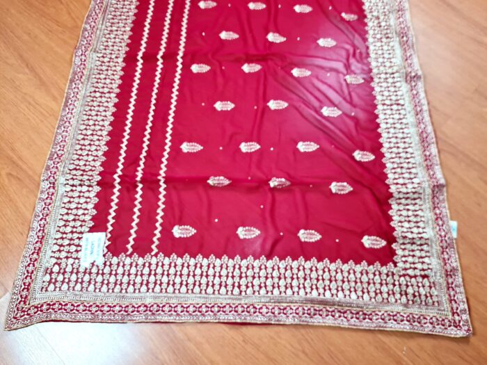 Sari indiano de seda vermelho fechado bordados dourados design floral e folhas