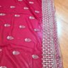 Sari indiano de seda vermelho fechado bordados dourados design floral e folhas