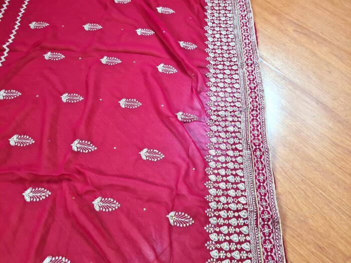 Sari indiano de seda vermelho fechado bordados dourados design floral e folhas