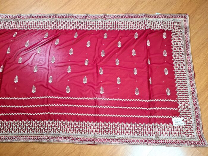saree vermelho fechado com bordados ricos em dourado design floral e folhas