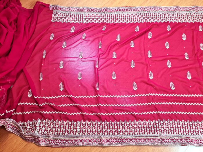 Sari indiano de seda vermelho fechado bordados dourados design floral e folhas