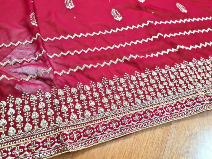 Sari indiano de seda vermelho fechado bordados dourados design floral e folhas