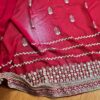 Sari indiano de seda vermelho fechado bordados dourados design floral e folhas
