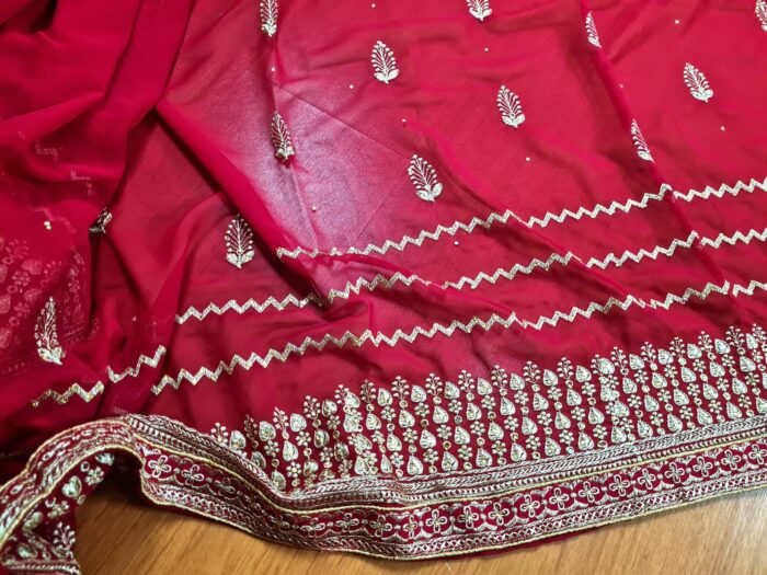 Sari indiano de seda vermelho fechado bordados dourados design floral e folhas