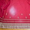 Sari indiano de seda vermelho fechado bordados dourados design floral e folhas