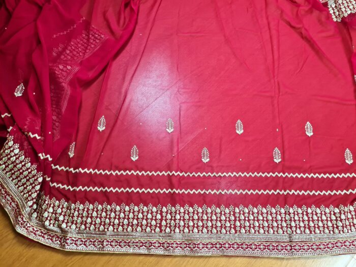 Sari indiano de seda vermelho fechado bordados dourados design floral e folhas