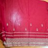 Sari indiano de seda vermelho fechado bordados dourados design floral e folhas