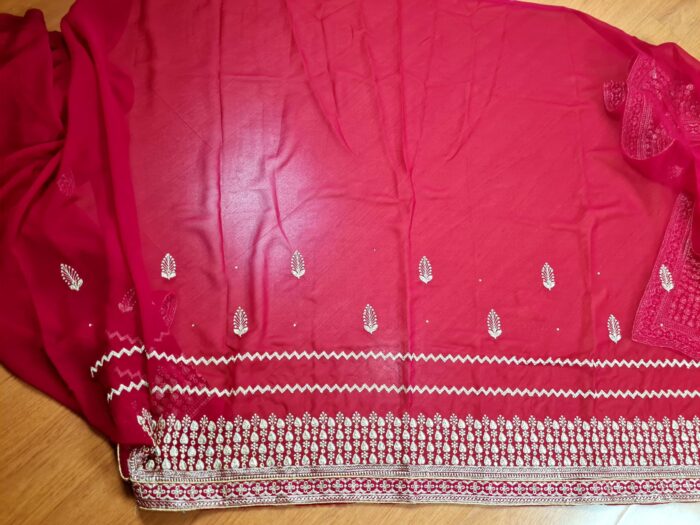 Sari indiano de seda vermelho fechado bordados dourados design floral e folhas