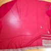 Sari indiano de seda vermelho fechado bordados dourados design floral e folhas
