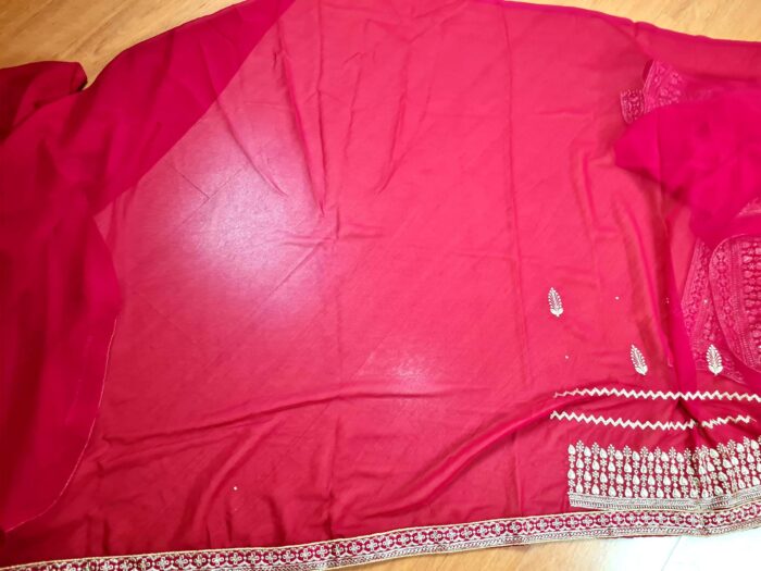 Sari indiano de seda vermelho fechado bordados dourados design floral e folhas