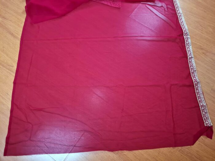 Sari indiano de seda vermelho fechado bordados dourados design floral e folhas