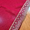 Sari indiano de seda vermelho fechado bordados dourados design floral e folhas