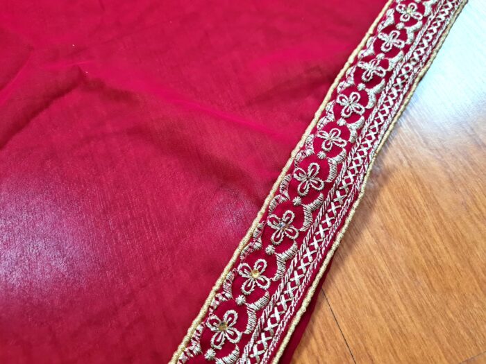 Sari indiano de seda vermelho fechado bordados dourados design floral e folhas