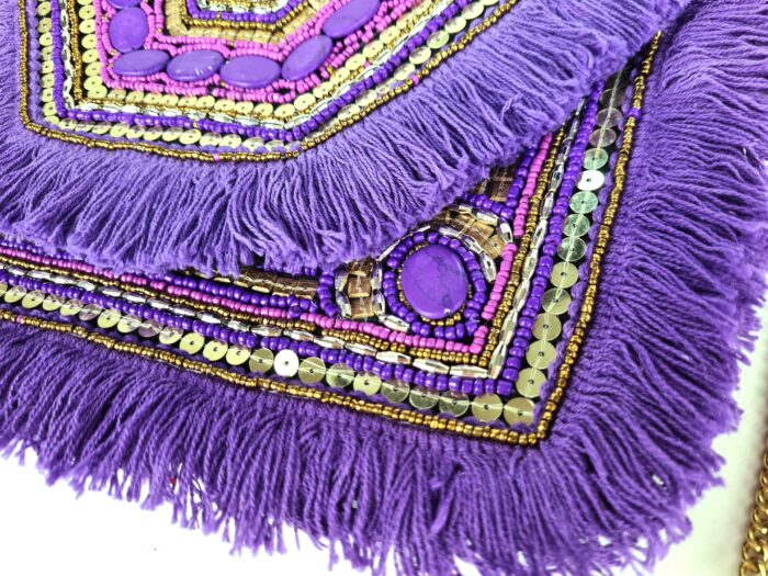 Bolsa indiana clutch boho chic bordada pedrarias e tassel lilás