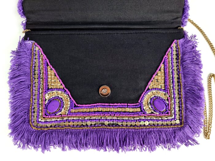 Bolsa indiana clutch boho chic bordada pedrarias e tassel lilás