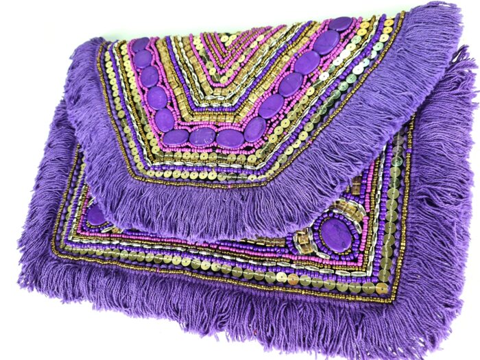 Bolsa indiana clutch boho chic bordada pedrarias e tassel lilás