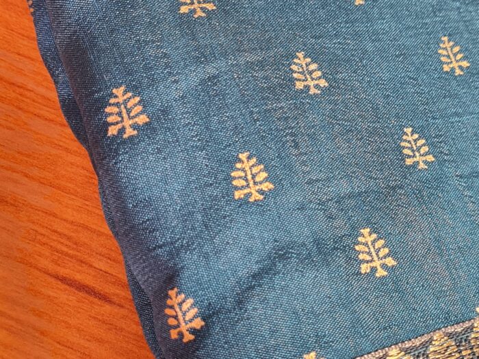 Sari indiano de seda verde pavão com fita de jacquard dourada