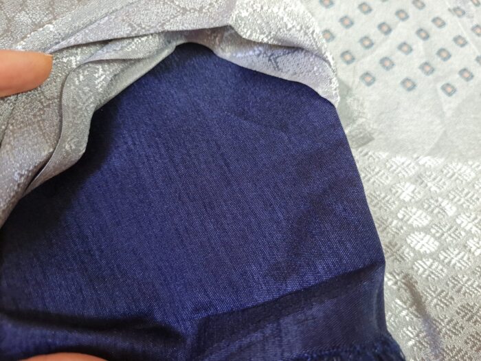 Sari indiano de seda mista estampa geométrica cinza prateado com marinho