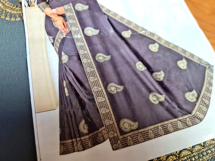 Sari indiano de seda floral barra Jacquard de paisleys cinza e dourado