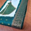 Sari indiano de seda verde médio com fita de jacquard dourada