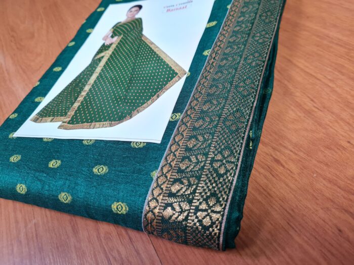 Sari indiano de seda verde médio com fita de jacquard dourada