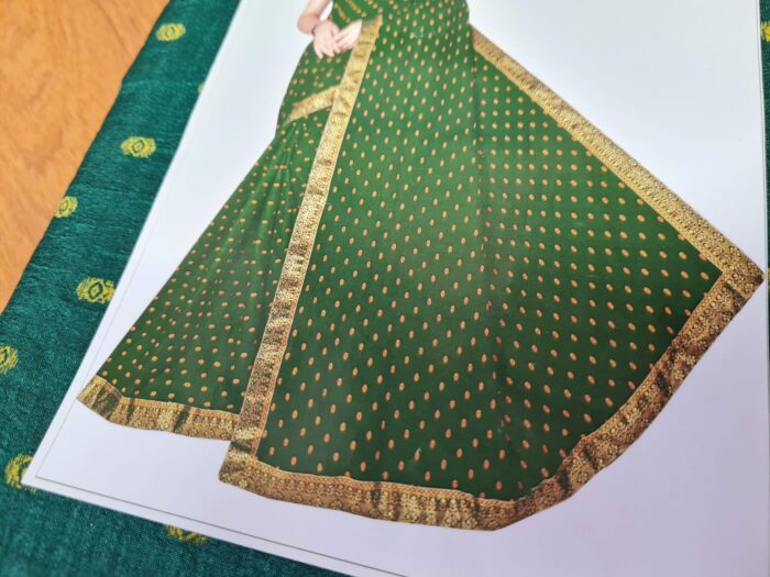 Sari indiano de seda verde médio com fita de jacquard dourada