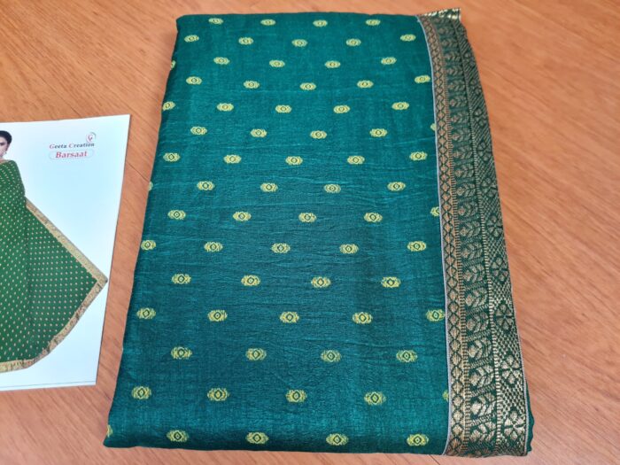 Sari indiano de seda verde médio com fita de jacquard dourada