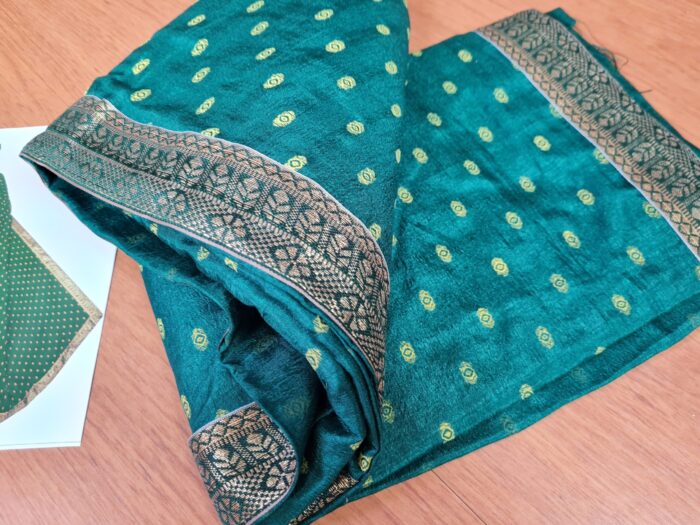 Sari indiano de seda verde médio com fita de jacquard dourada
