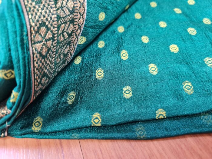 Sari indiano de seda verde médio com fita de jacquard dourada