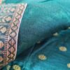 Sari indiano de seda verde médio com fita de jacquard dourada