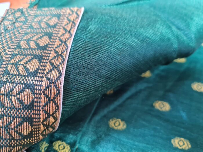 Sari indiano de seda verde médio com fita de jacquard dourada